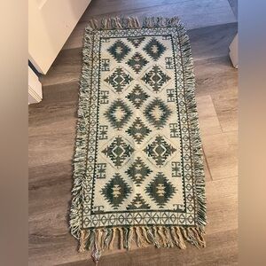 Handwoven jacquard green/cream rug